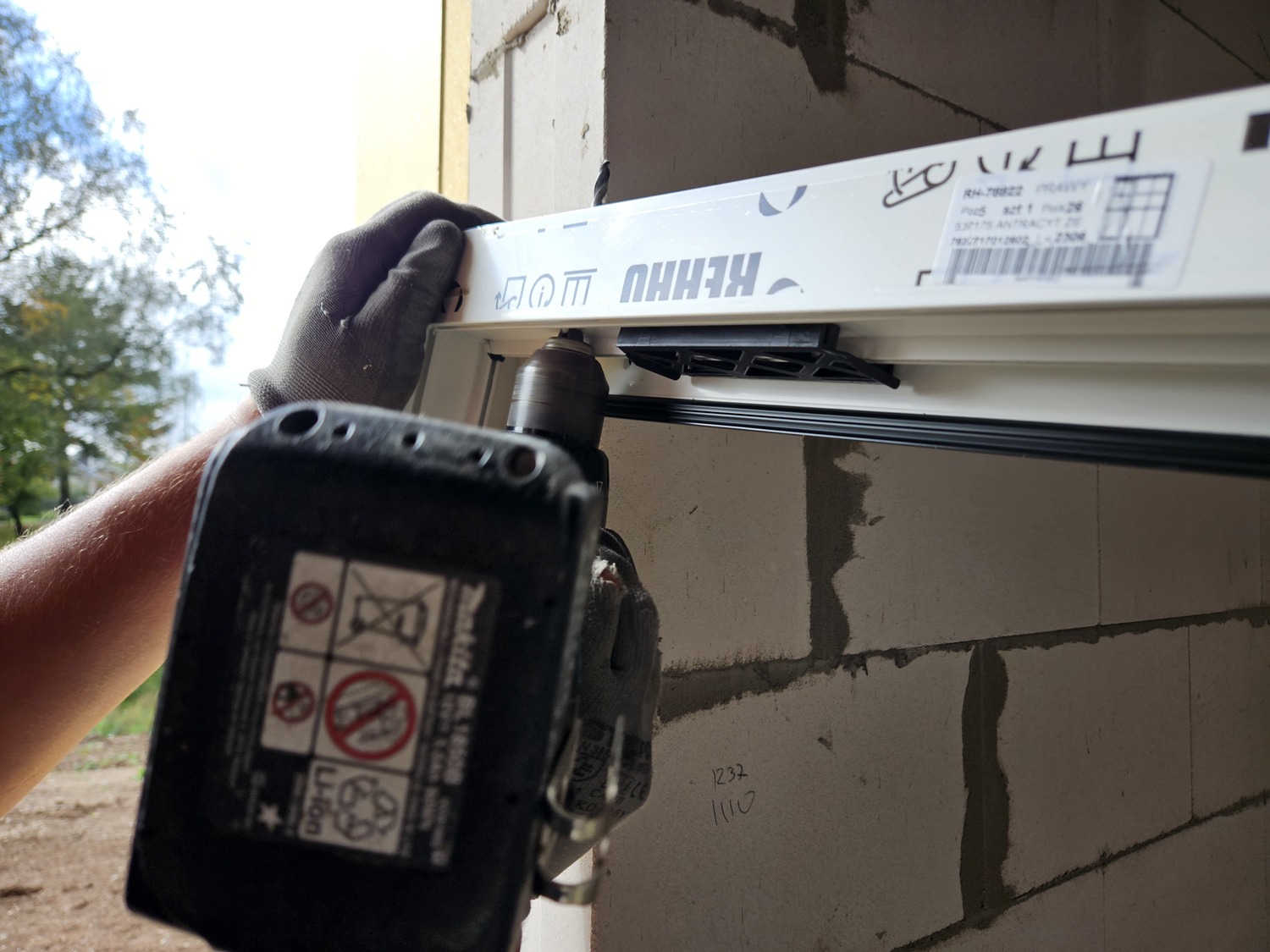 Fixing PVC windows with masonry screws