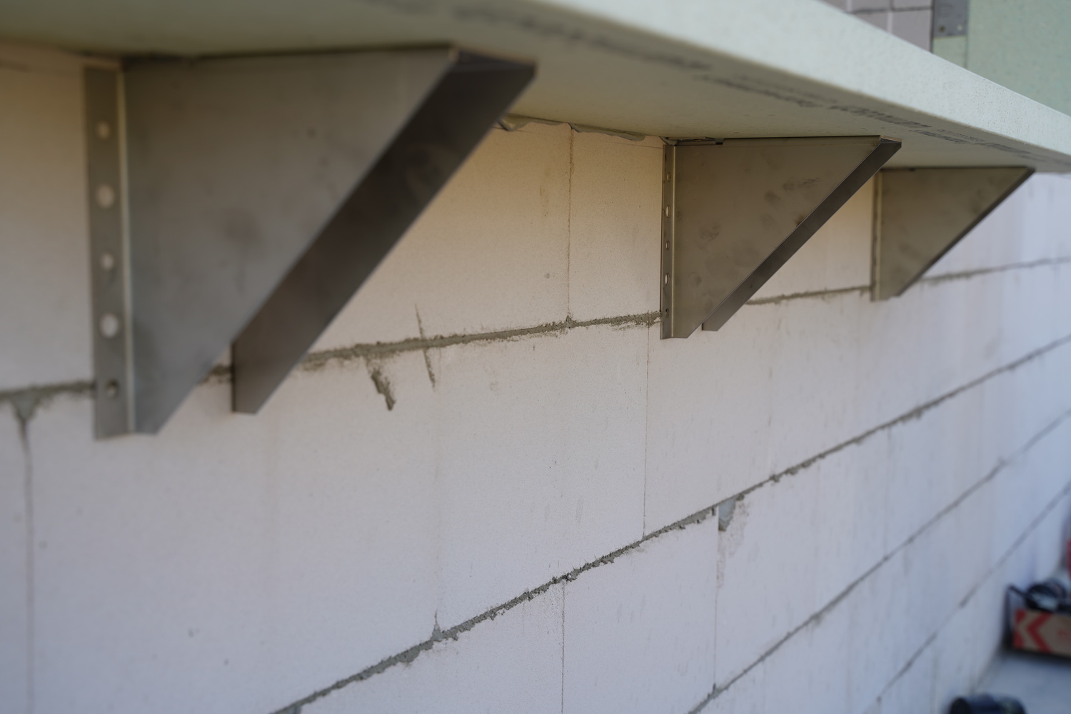 Fixing the bottom of the protruding window profile
