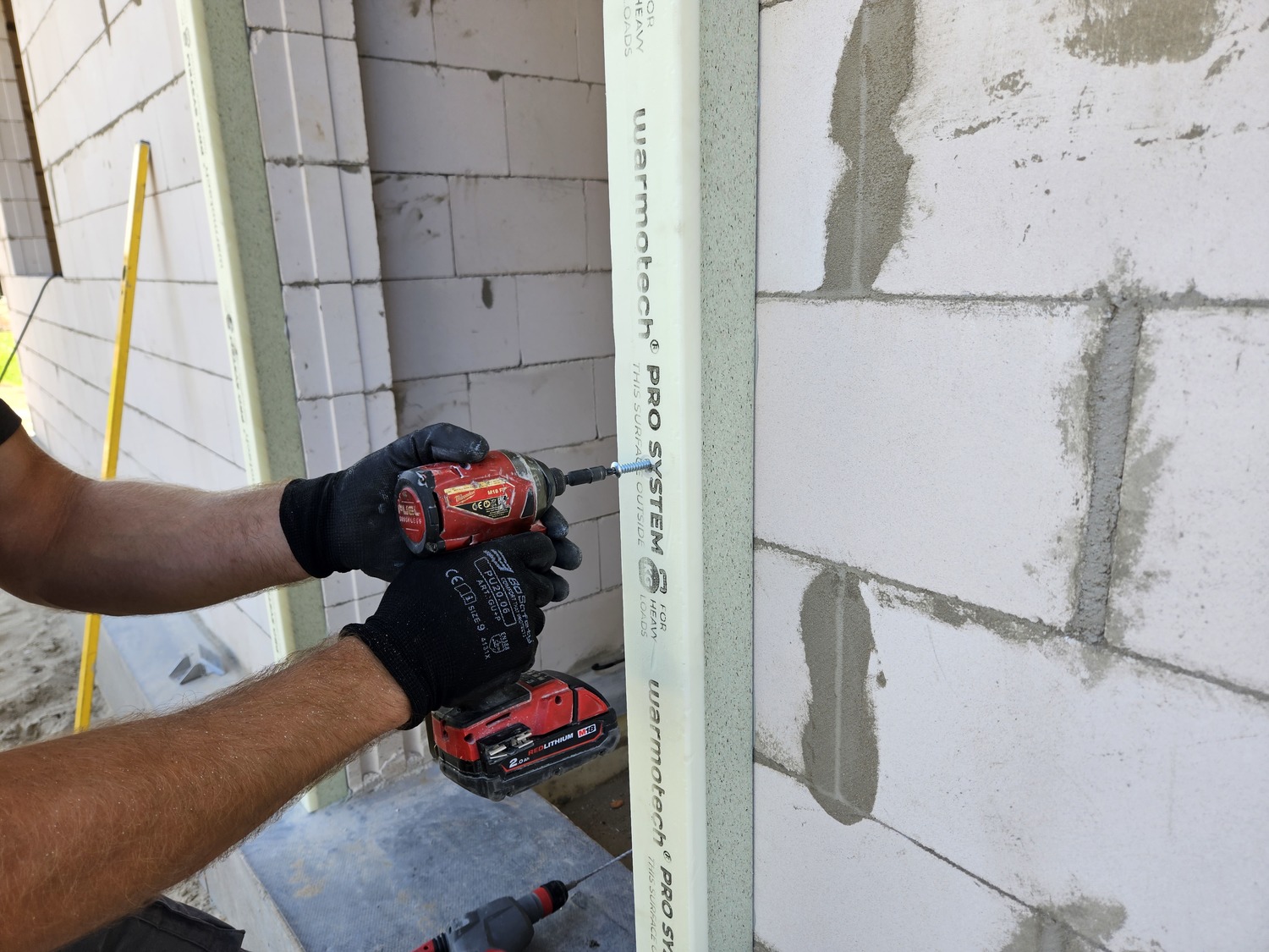 Installation of protruding window profiles to the wall