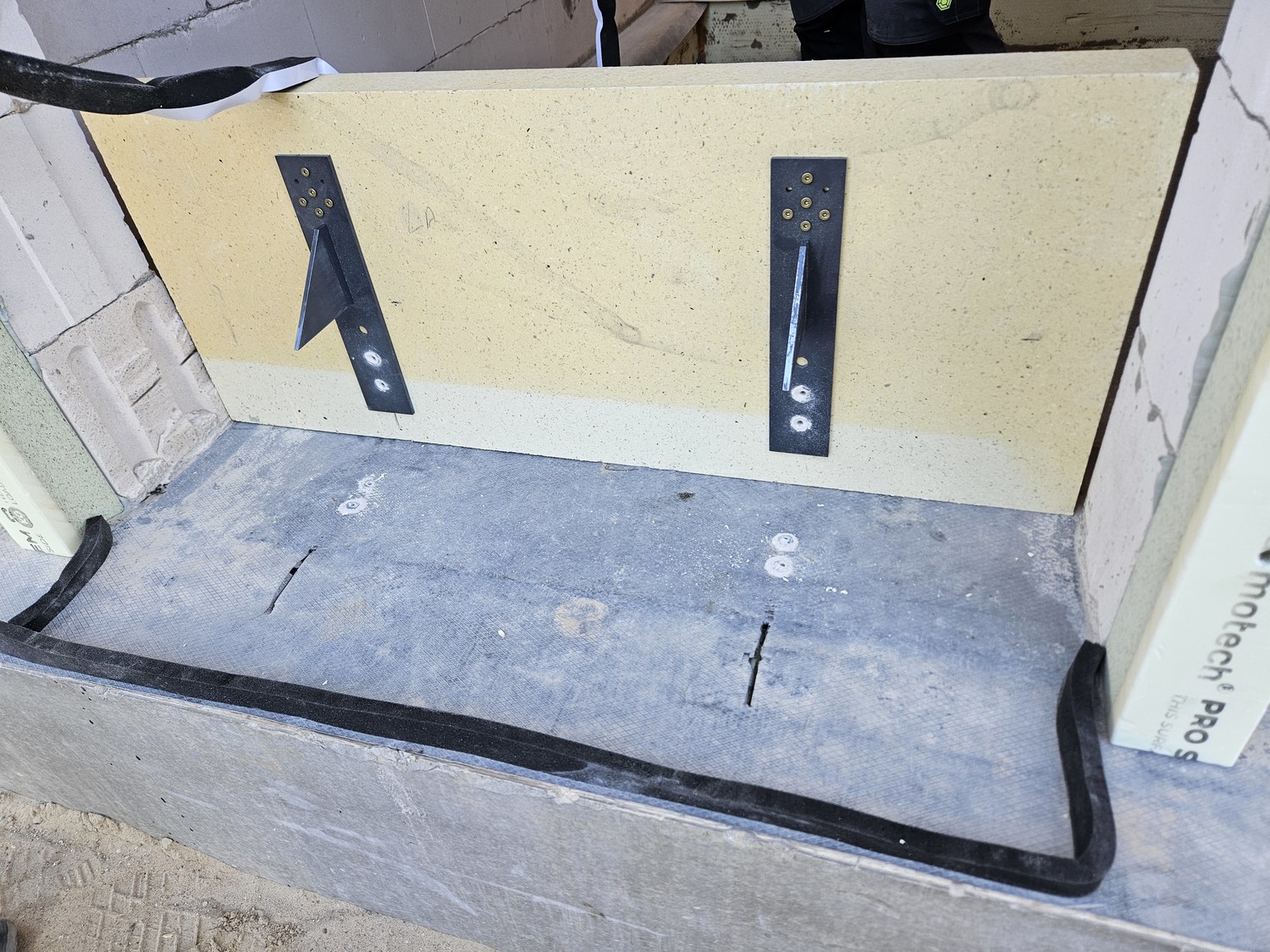 Insulation profile for the window on the foundation