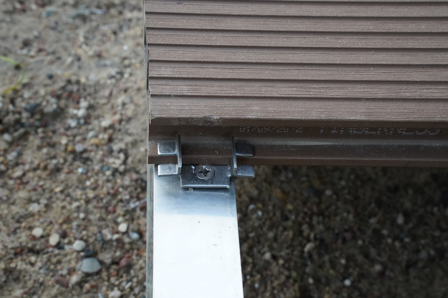 Fasteners_attached_to_terrace_planks