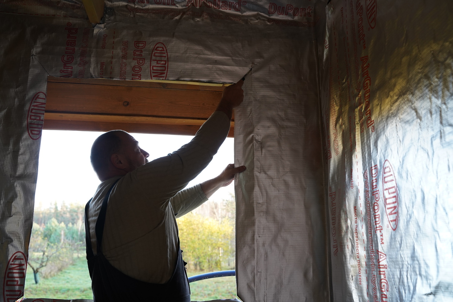 Installing vapour insulation